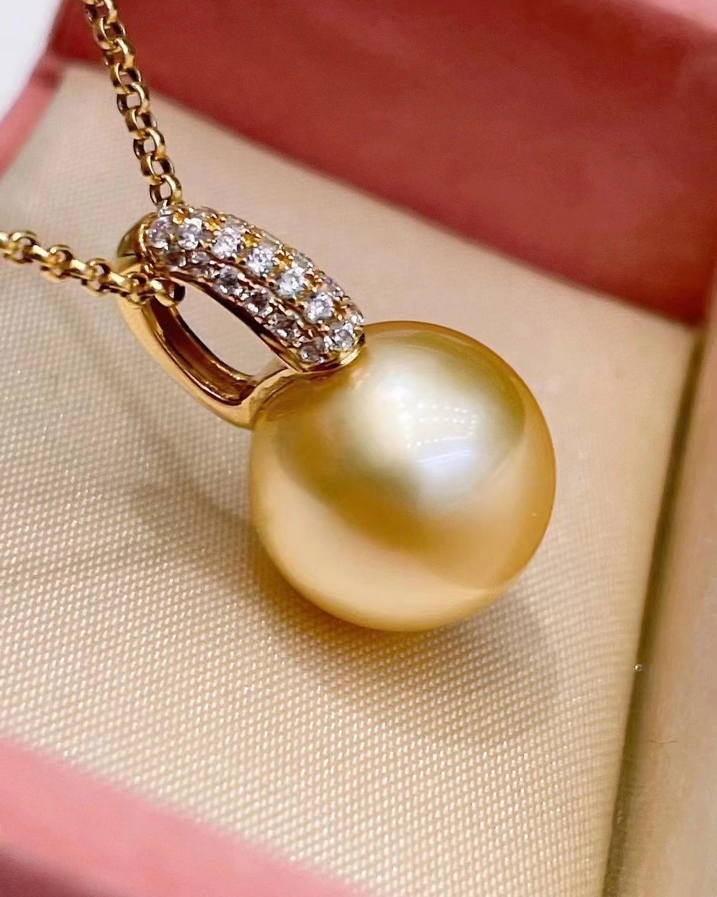 Strong Golden South Sea Pearl Pendant